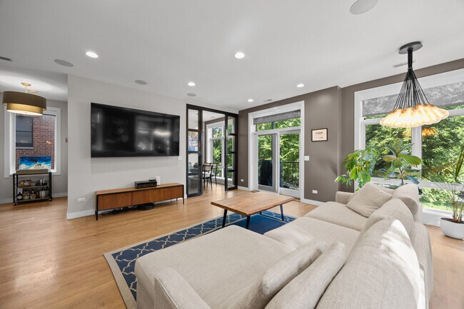 Photo - 2301 W Wolfram St Unit 2