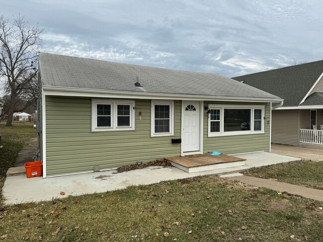 Well-maintained 2-bedroom, 1-bath house in... - Well-maintained 2-bedroom, 1-bath house in...
