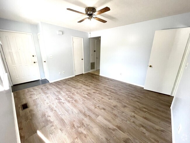 Building Photo - Charming Hendersonville Condo