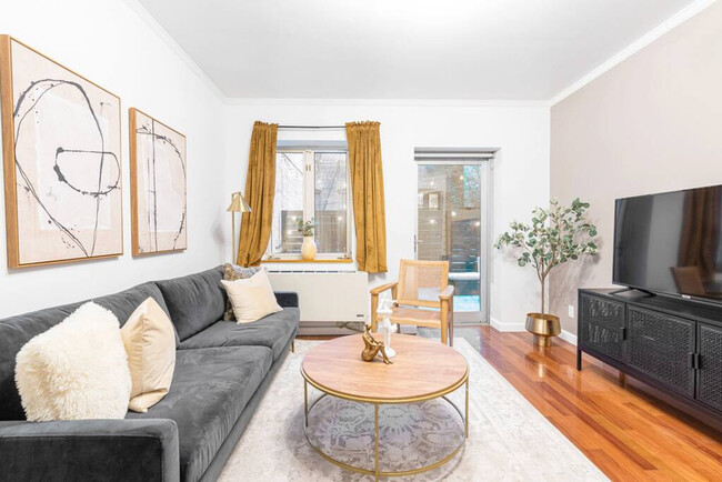 Building Photo - 209 W 20th St Rental
