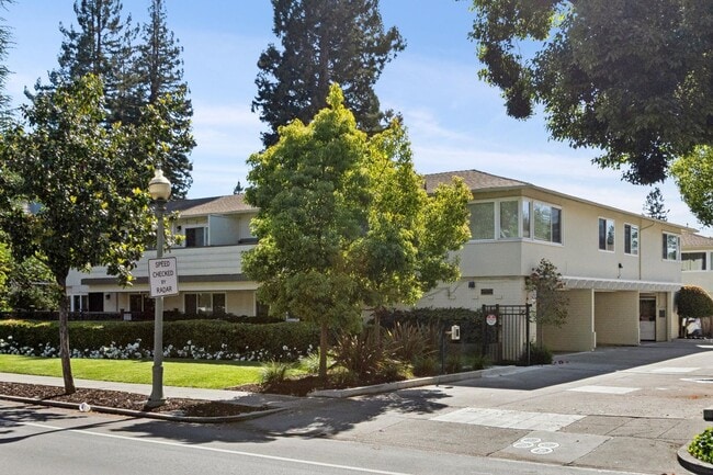 Building Photo - Remodeled 2 Bedroom in Downtown Palo Alto with Central A/C! Unit 854