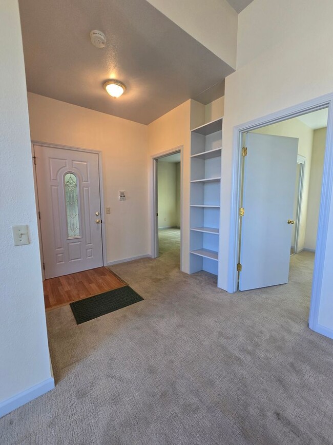 Building Photo - Beautiful 2nd story unit with beautiful vi... Rental