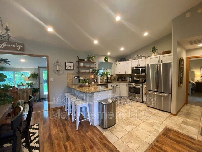 Photo - 2082 E Greenleaf Ln