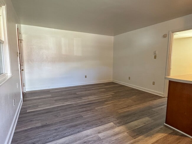 Photo - 2004 W Broadway