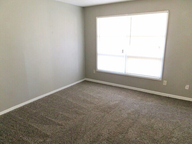 Home Located Minutes From Elementary & Restaurants!
