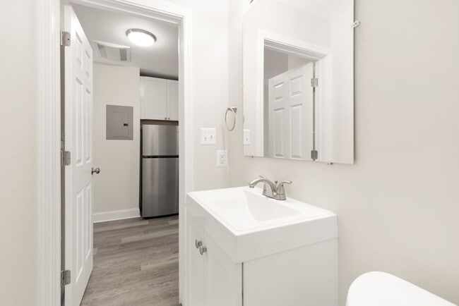 Building Photo - Newly Renovated 3BR/1BA - WASHEY/DRYER - I... Unit 2 Rental