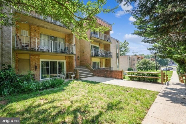 Building Photo - 11907 Parklawn Dr Unit 204 Rental