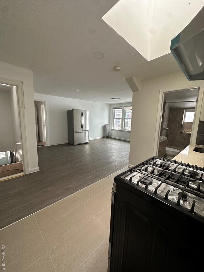 Photo - 33-24 89th St