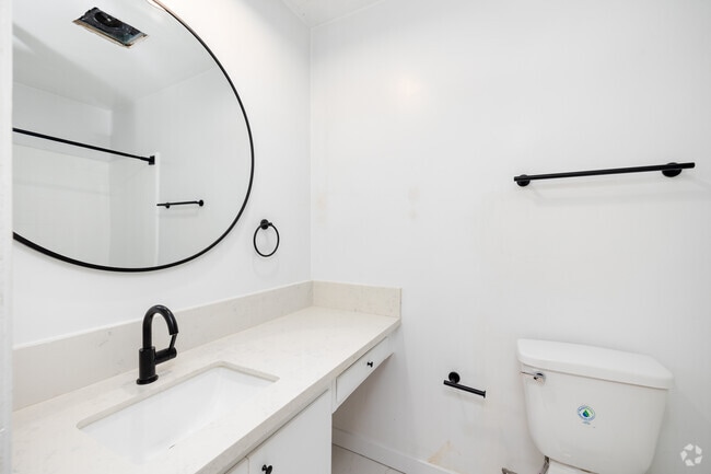 2BD, 2BA - 900SF - Primary Bathroom