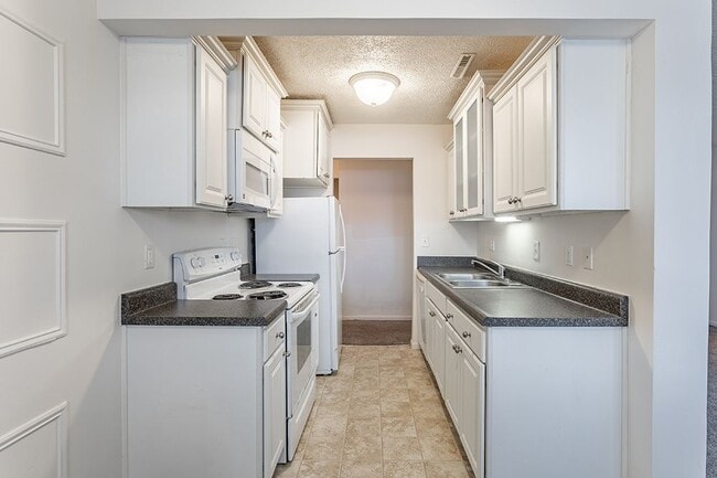 Delta Square Apartments - Lansing, MI