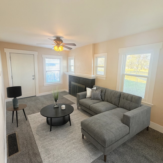 Photo - 2216 N Oak St