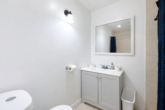 Photo - 842 W 31st St