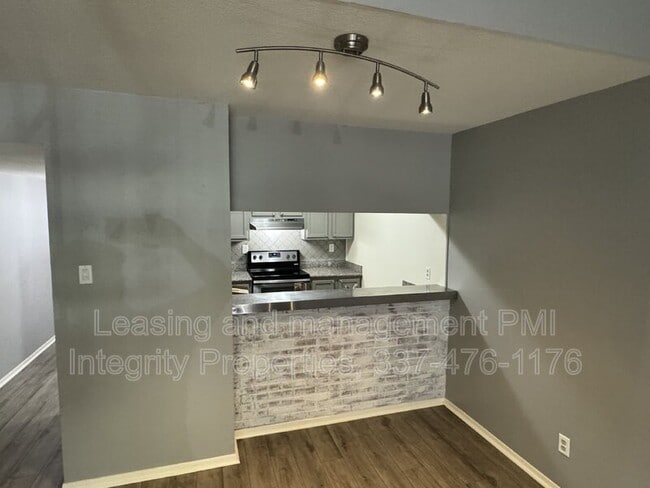 Photo - 300 Lozes Ave