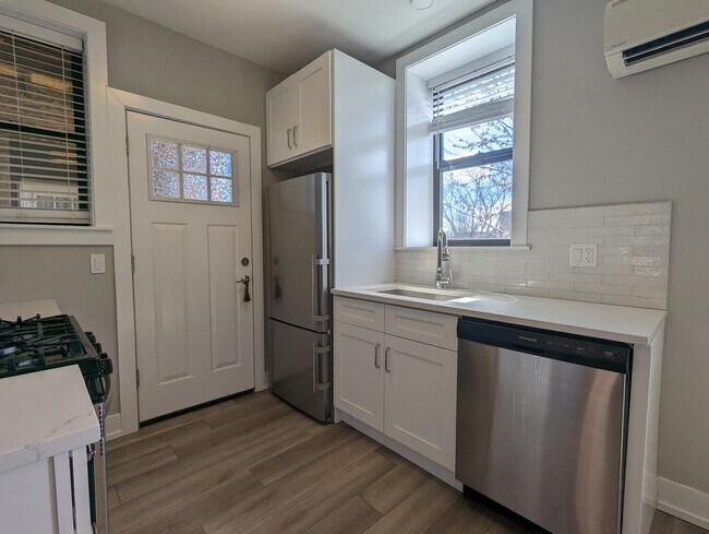 Photo - 3935 N Janssen Ave Unit 2