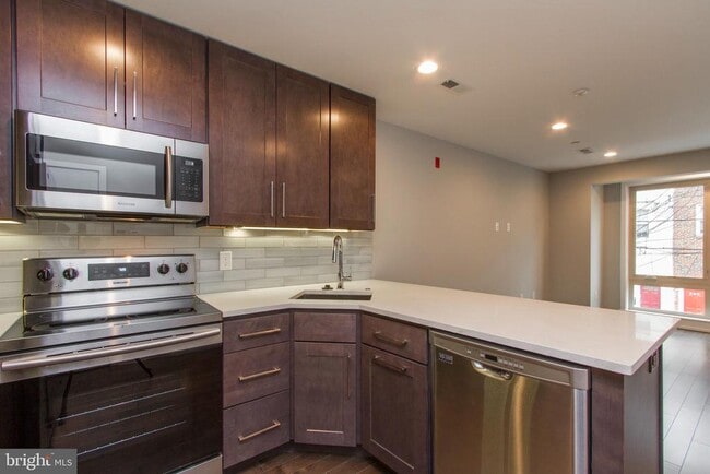 Building Photo - 908 S 21st St Unit B