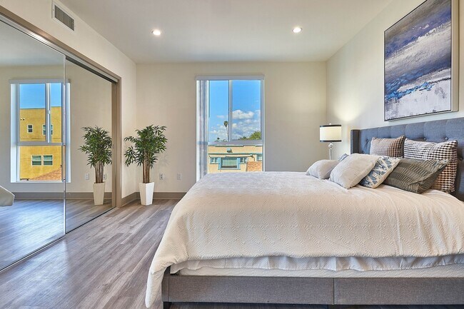 Lido Apartments - 4847 Oakwood