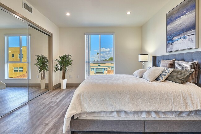 Photo - Lido Apartments - 4847 Oakwood