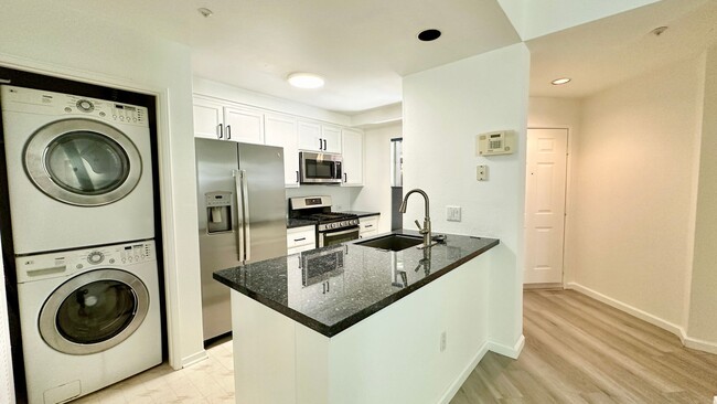 Building Photo - Bright + Spacious First-Floor Condo in Par... Unit 118