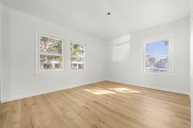 Building Photo - 8802 Belford Ave Unit 8802
