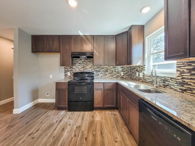 Building Photo - 1702 Clark St Rental