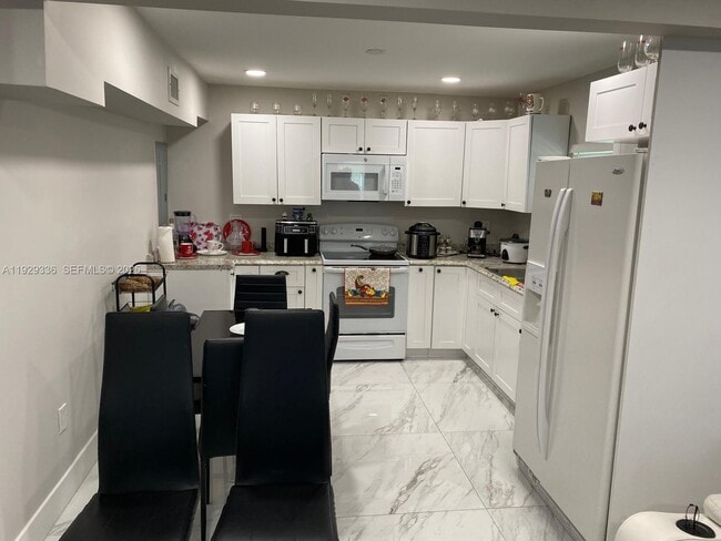 Building Photo - 342 E 46th St Unit 1