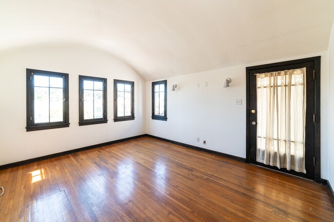 836 Silverlake Blvd-