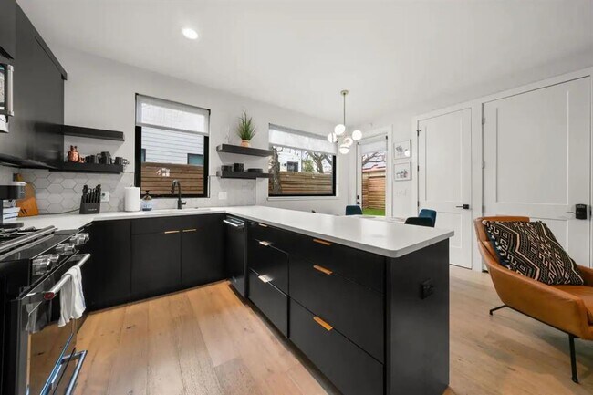 Photo - 2311 E 8th St Unidad 2