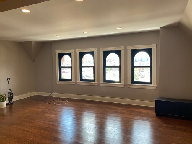 Living Room - 930 N Lincoln Ave