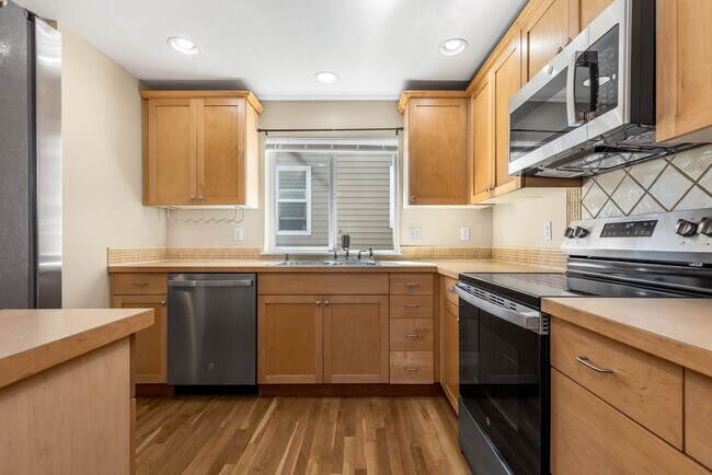 Photo - 3 bedroom/ 2.5 bathroom townhouse in Licton Springs
