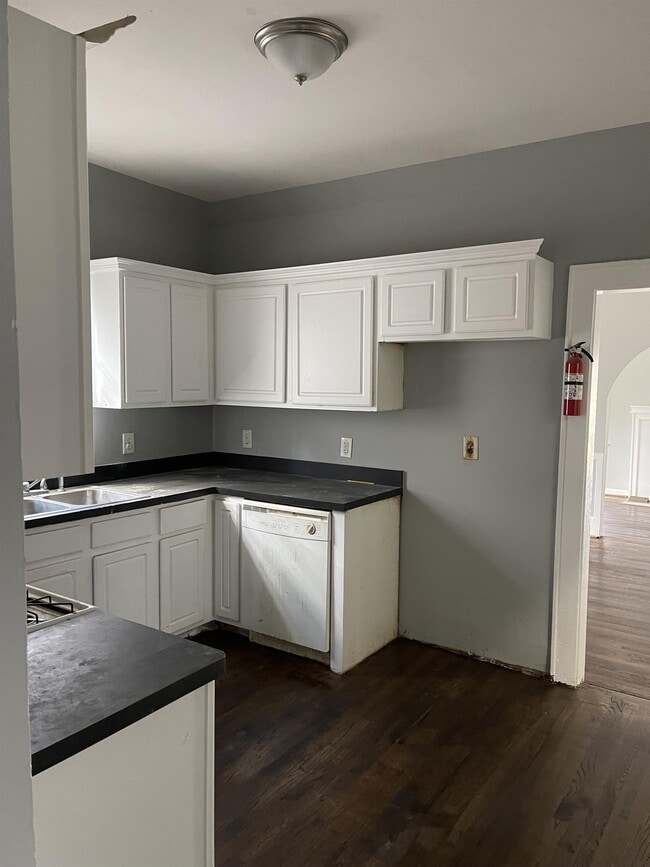 Photo - 2162 Montrose Ave SW