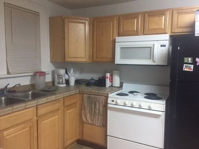 Photo - 3 BED home with rear patio available AUGUST!