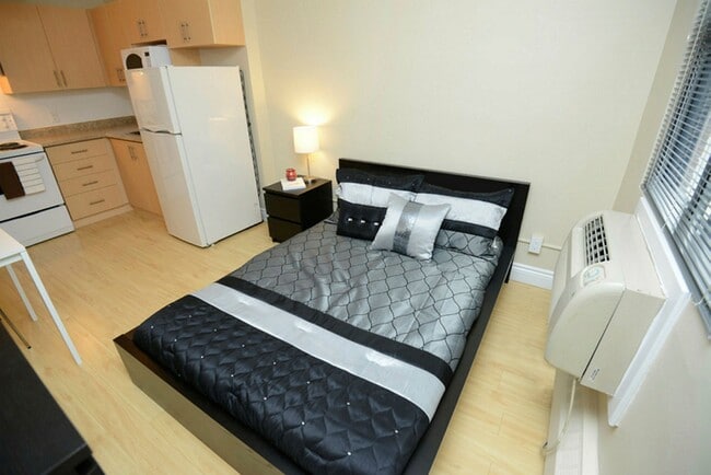 Building Photo - 798 Richmond Street West Unit 638