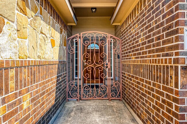 Photo - 7905 Livingston St