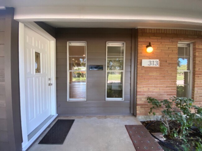 Photo - 313 Hanover Ln