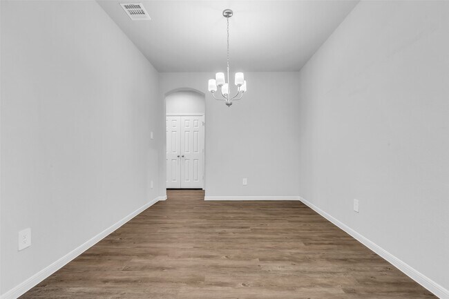 Photo - 935 Golden Willow Ln