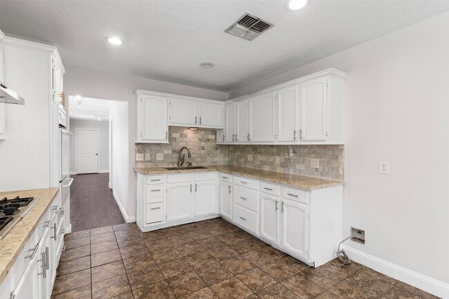 Photo - 714 Ogilvie St