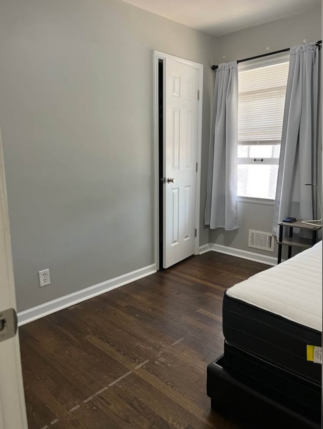 Private Room. Black out curtains - 6140 Hillandale Dr