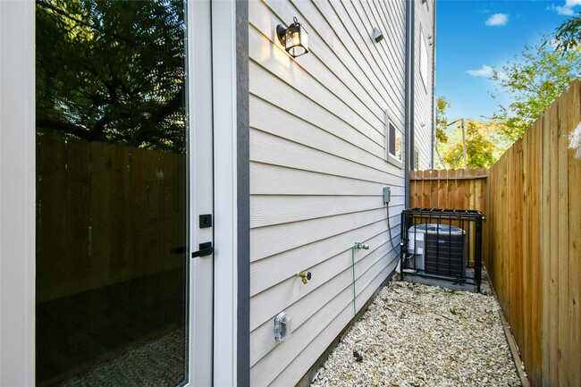 Photo - 3231 Tuam St