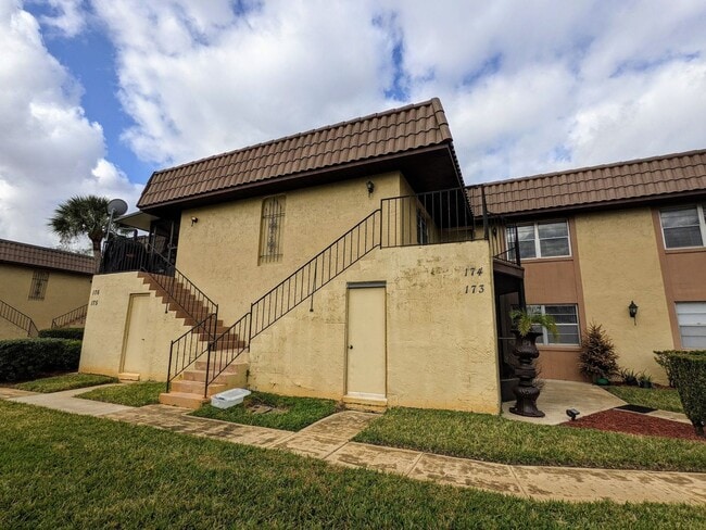 Photo - 174 Windtree Ln