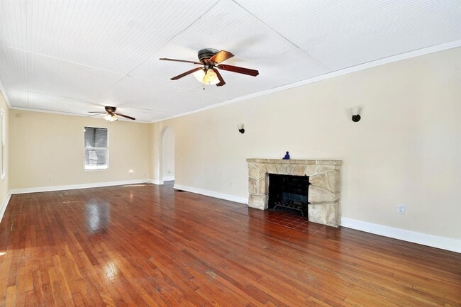 Photo - 310 Columbia Dr