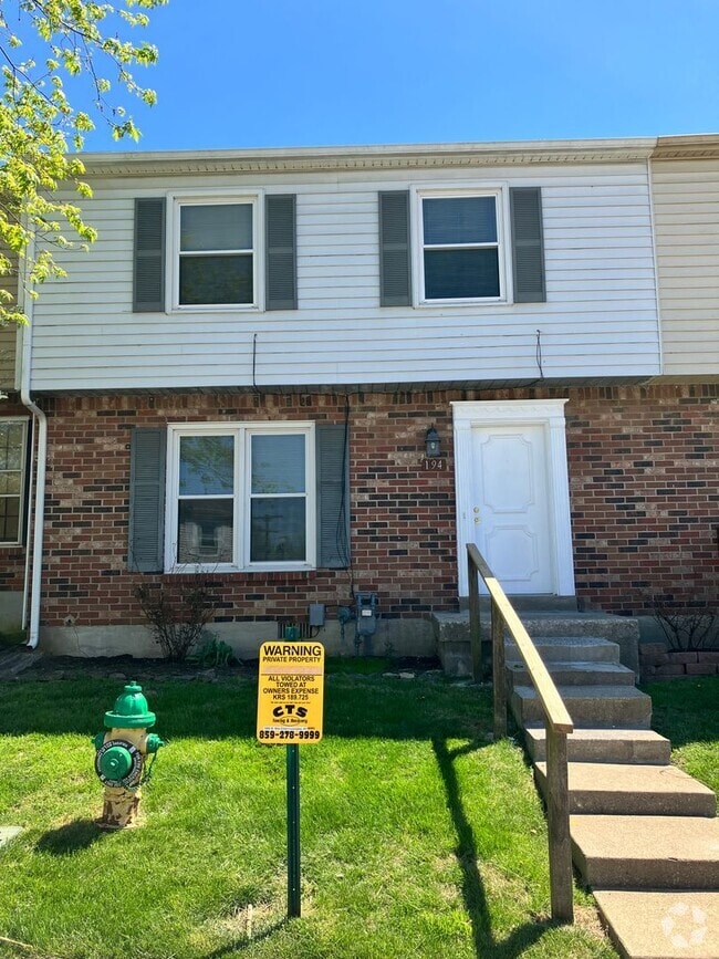 Building Photo - COMING SOON: Attractive Townhouse! 4 BR, 2...