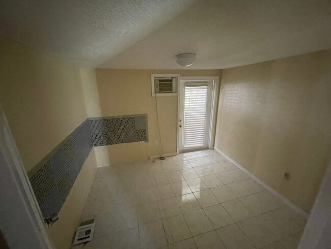 6121 Collins Rd