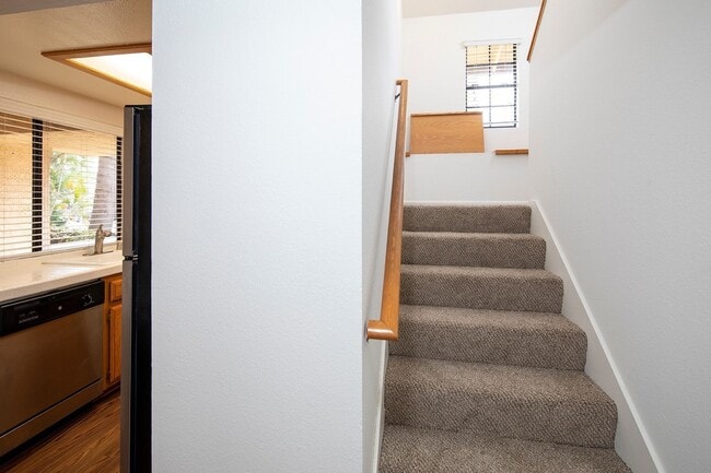 Building Photo - OPEN HOUSE: 10/25 3-4PM ~ 3BR/2.5BA PB Tow... Unit D