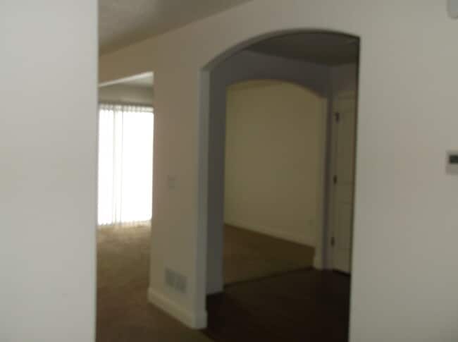 Building Photo - 3 BED 2.5 BATH SADDLE RIDGE TOWNHOUSE