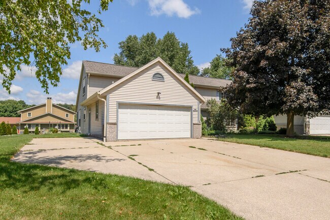 Photo - N58W23798 Hastings Ct
