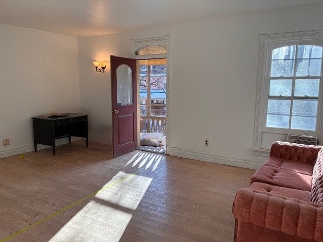 Voici le salon sans meubles. - 561 Parliament St Unité Historic  2 bedroom