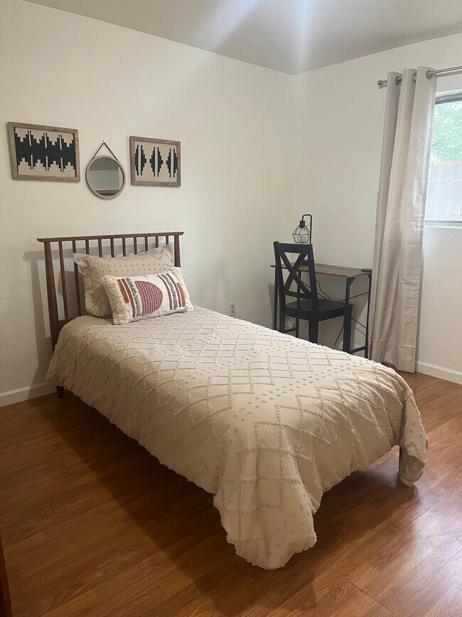 Photo - 2819 E 20th St