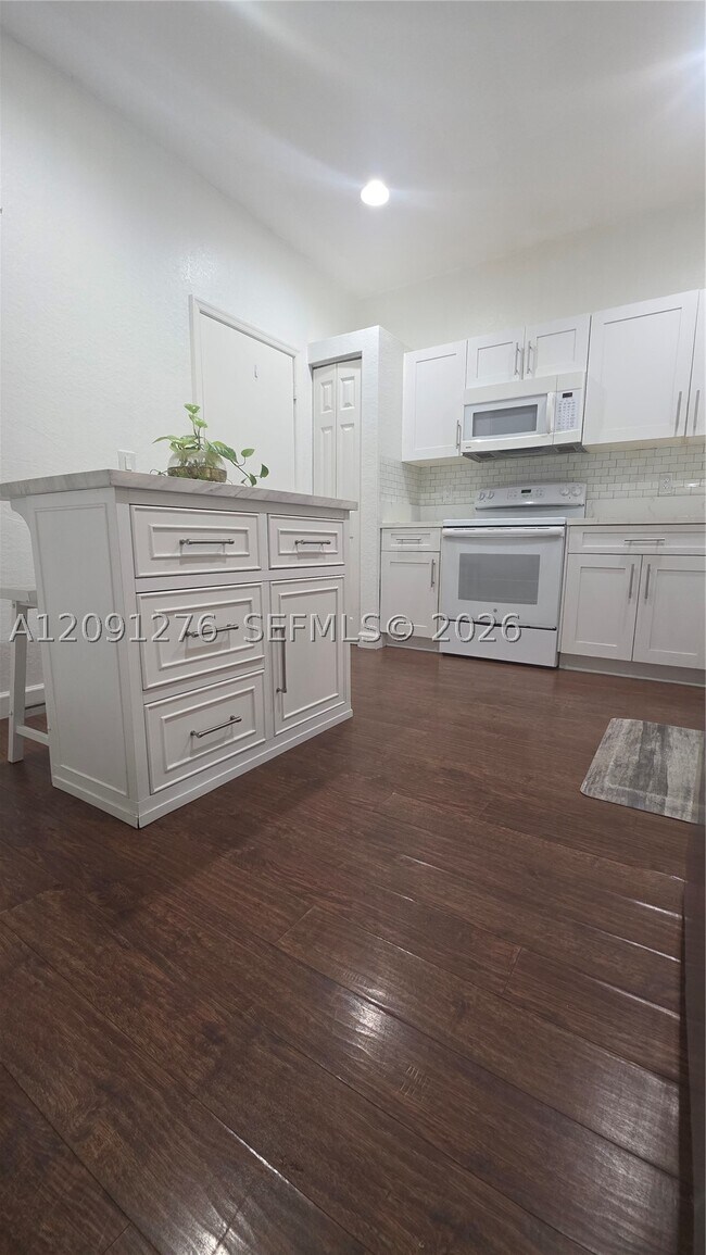 8972 NW 54th St