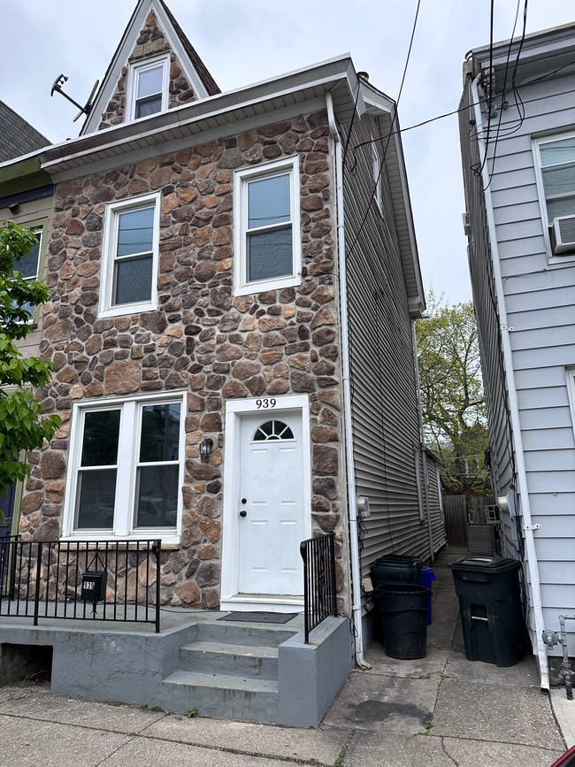 Photo - 939 Lehigh St House Unit 939
