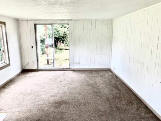 Photo - River Road/Park Ave. area updated apartment in house